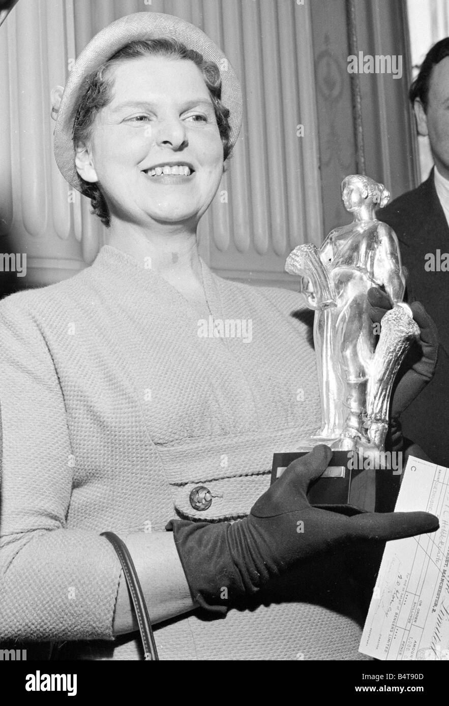 Sveglia militare presente il premio di Britains casalinga ideale per 1957 alla onorevole PC Hebblewaite 1950s Foto Stock