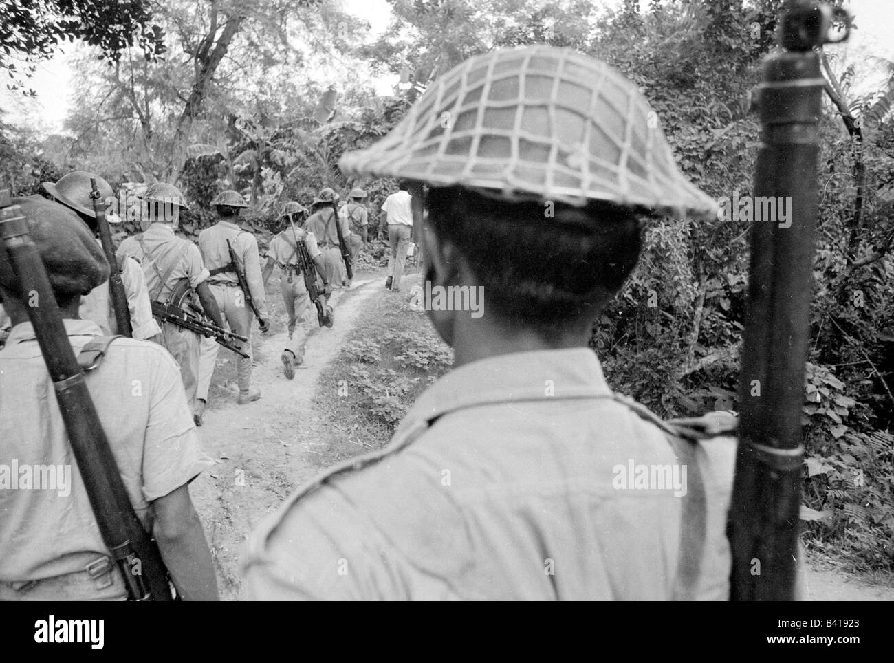 Una vasta area del Pakistan orientale il territorio è sotto il controllo del Bangladesh combattenti per la libertà. Queste foto sono state scattate di pattuglia con un'unità operativa il cui campo è nella giungla appena dentro il confine indiano. Foto Stock