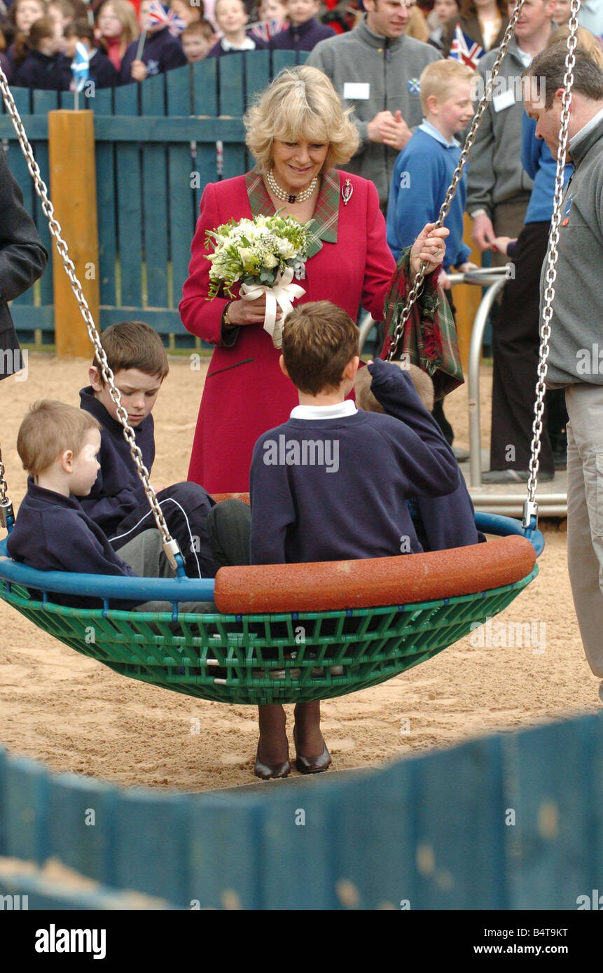 Carlo e Camilla aperto il nuovo parco giochi per bambini a Ballater Scozia Aprile 2005 2000s il Principe di Galles Duchessa di Cornovaglia Foto Stock