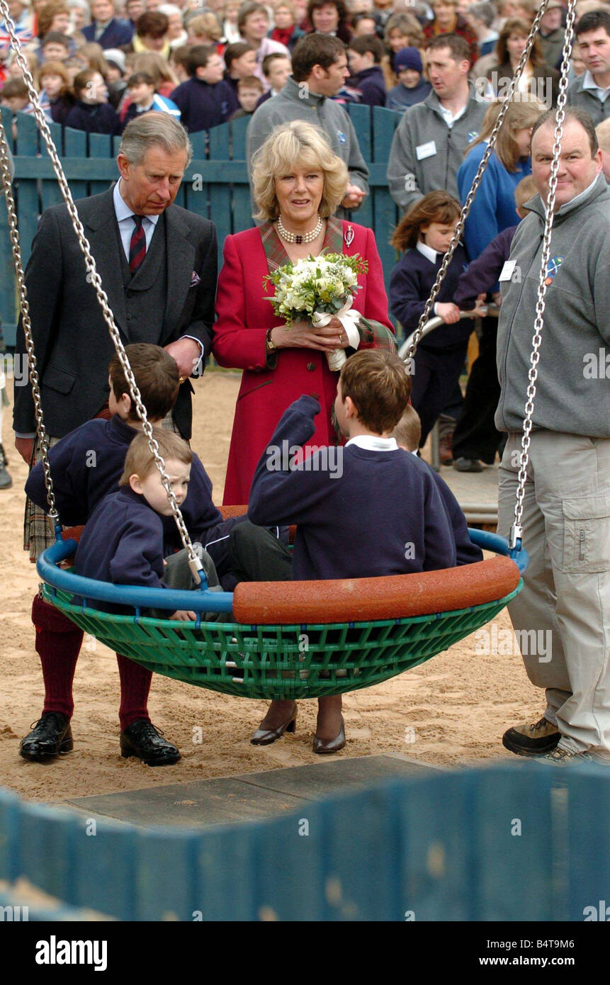 Carlo e Camilla aperto il nuovo parco giochi per bambini a Ballater Scozia Aprile 2005 2000s il Principe di Galles Duchessa di Cornovaglia Foto Stock