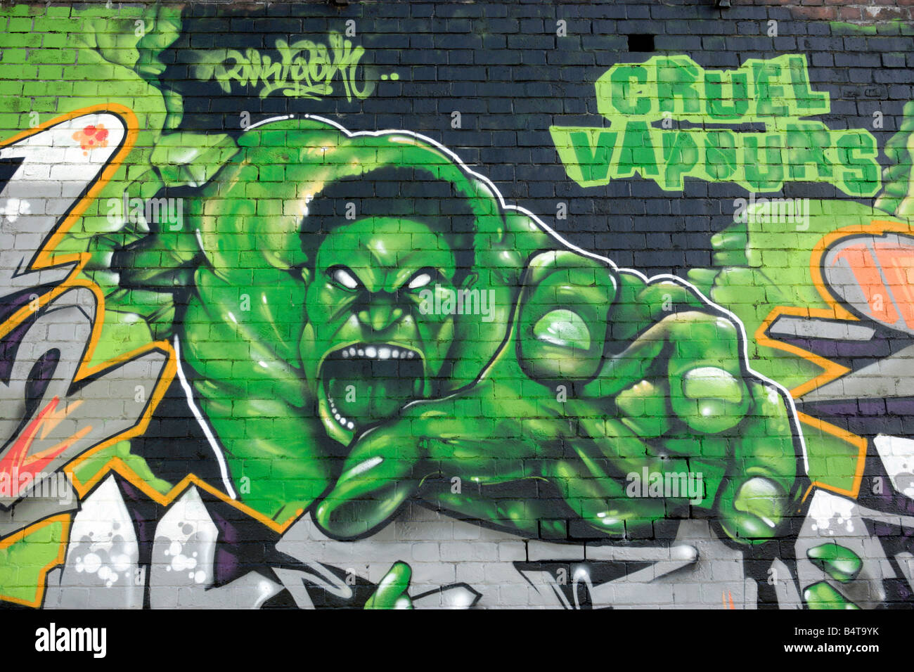 I graffiti sulla parete al di sotto di una linea ferroviaria wallart arte progetto comunitario rete guida schierata artista contemporaneo artisti decorano Foto Stock