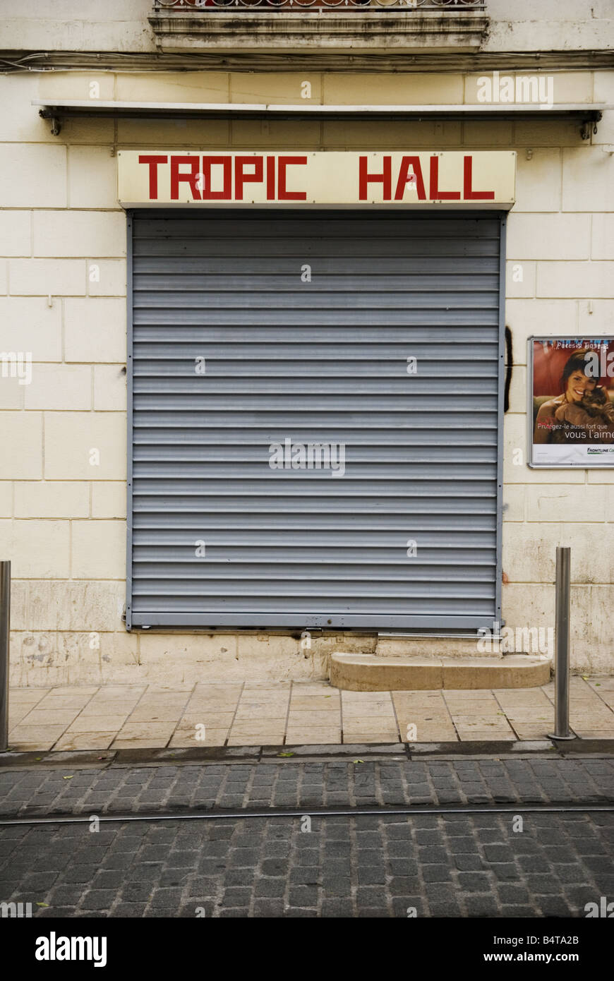 Facciata del negozio chiuso con tapparelle di sicurezza in Francia, chiamato 'tropic hall' Foto Stock