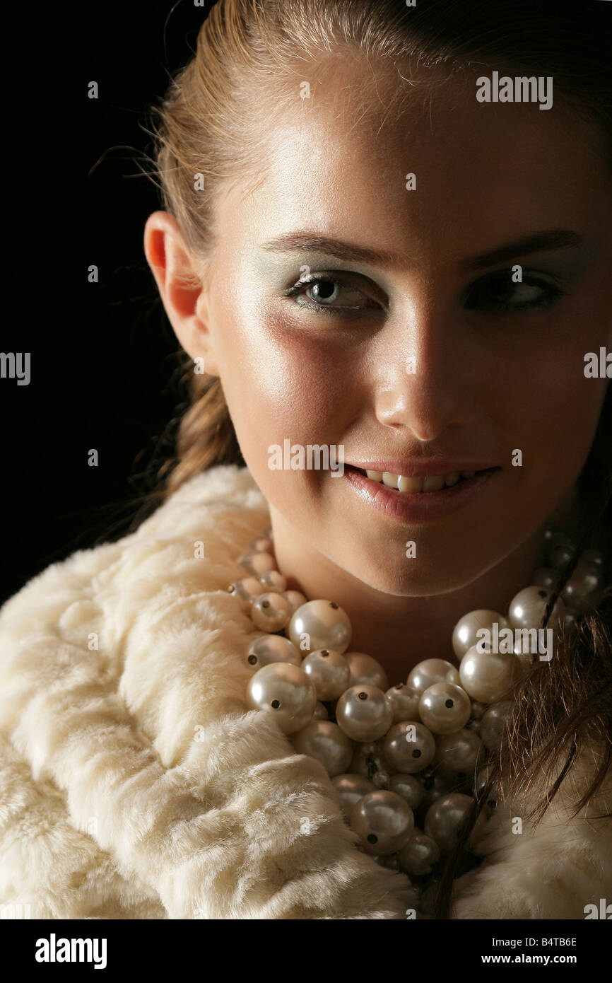 "Modello charley indossando una finta pelliccia perle" Foto Stock
