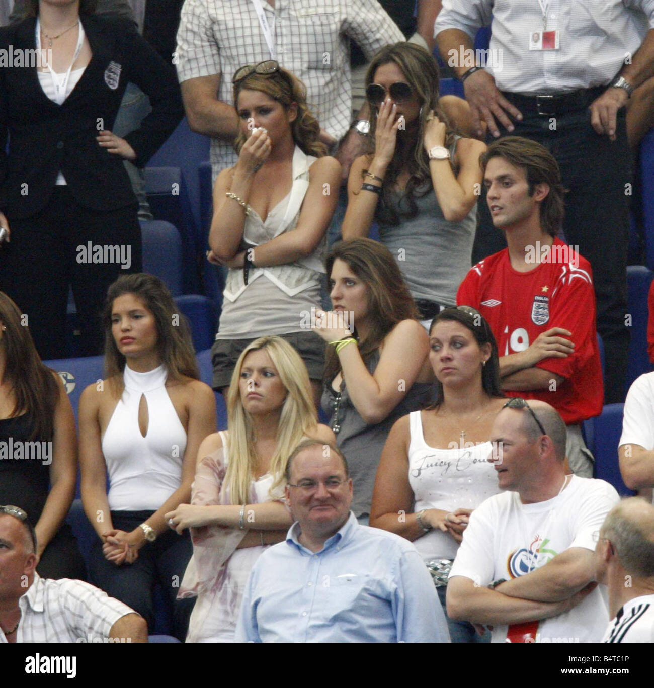 Inghilterra e Portogallo 2006 Cheryl Tweedy e Victoria Beckham in lacrime dopo Inghilterra andare fuori della Coppa del Mondo di luglio 2006 Foto Stock