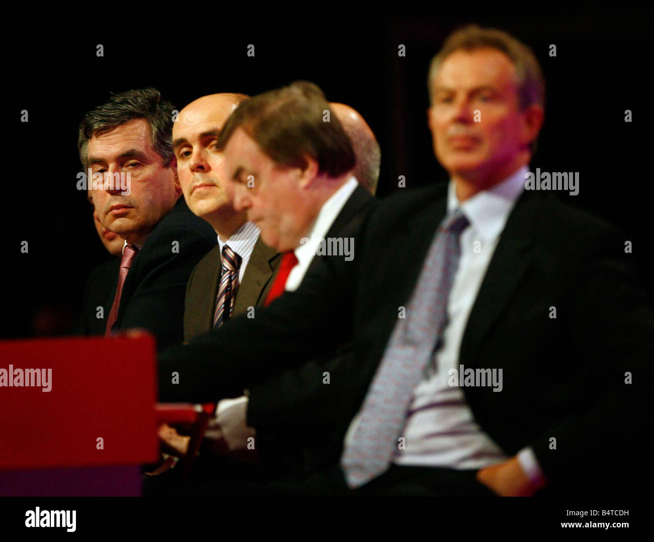 Gordon Brown mantiene un occhio su Tony Blair sul podio al Manchester Conference Foto Stock