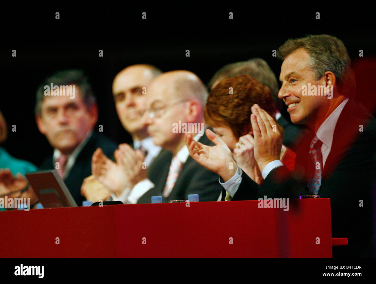 Gordon Brown mantiene un occhio su Tony Blair sul podio al Manchester Conference Foto Stock
