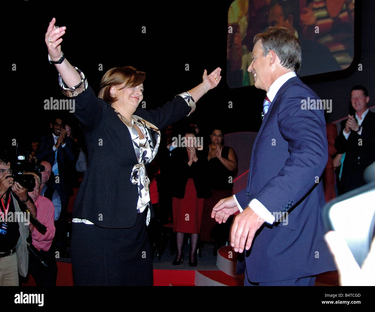 Cherie Blair gare sul palco per abbracciare il marito Tony dopo il suo discorso di addio alla conferenza del lavoro in Manchester foto PHIL SPENCER Foto Stock