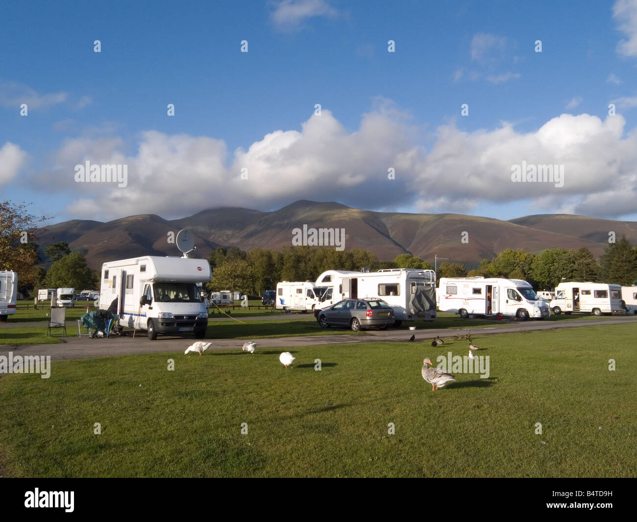 Un campeggio con camper e caravan in Keswick Cumbria Inghilterra England Foto Stock