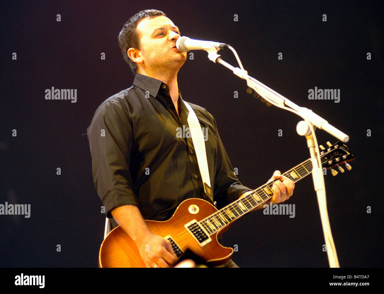 James Dean Bradfield cantante con l'manic street predicatori nella foto durante il concerto di solidarietà per lo Tsunami presso il Millennium Stadium il 22 gennaio 2005 Foto Stock