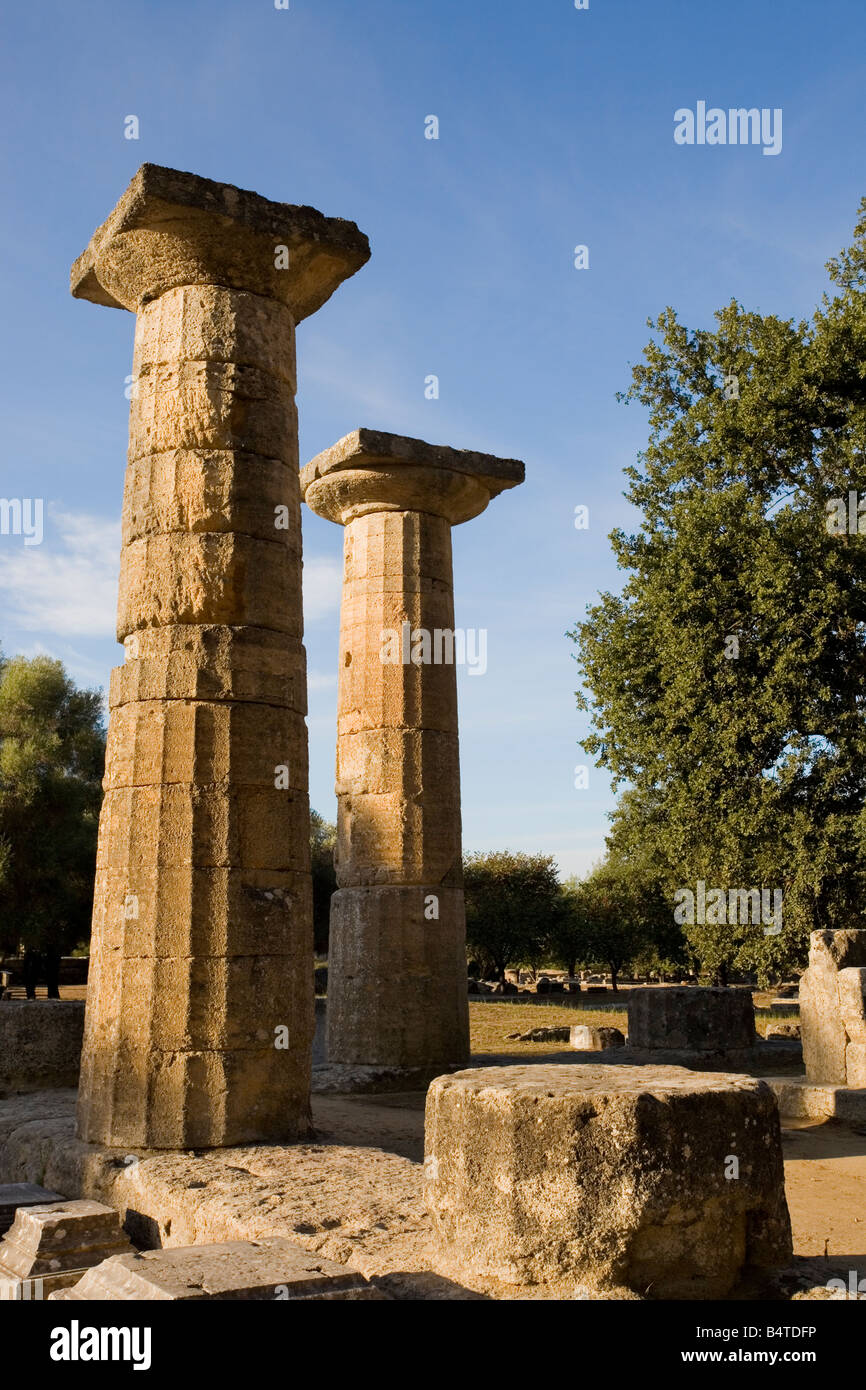 Heraion di colonne del tempio santuario di Olympia Peloponneso Grecia Foto Stock