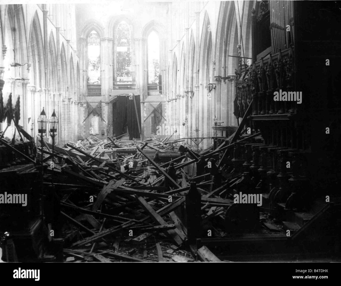 Il danno causato alla Cattedrale di Llandaff Cardiff durante una guerra tedesco air raid Jan 1941 Foto Stock