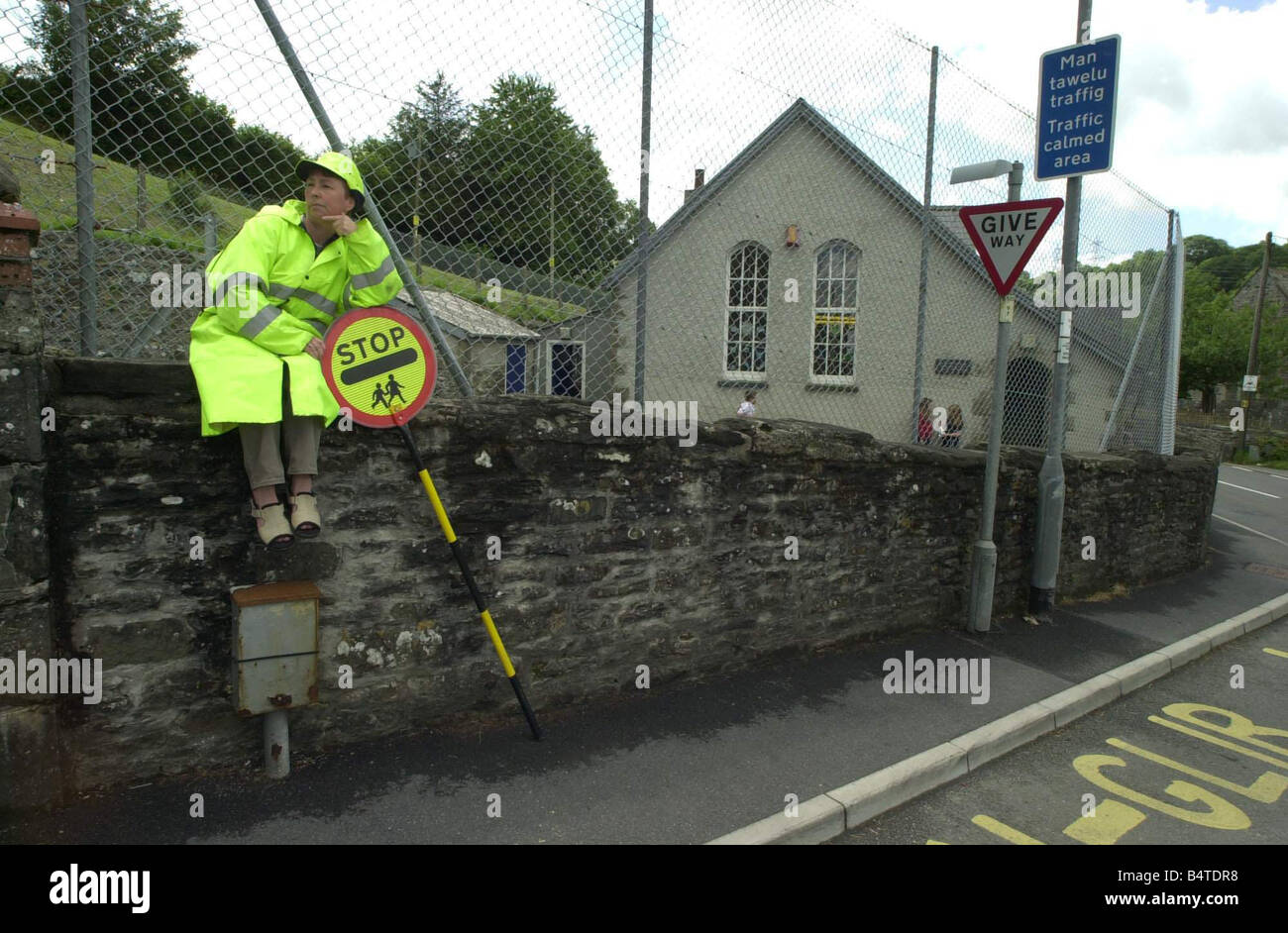 Llanddowror Gaynor Phelpd per 26 anni il borgo s school lollipop lady prendere uno sfiatatoio 30 Giugno 2004 Foto Stock