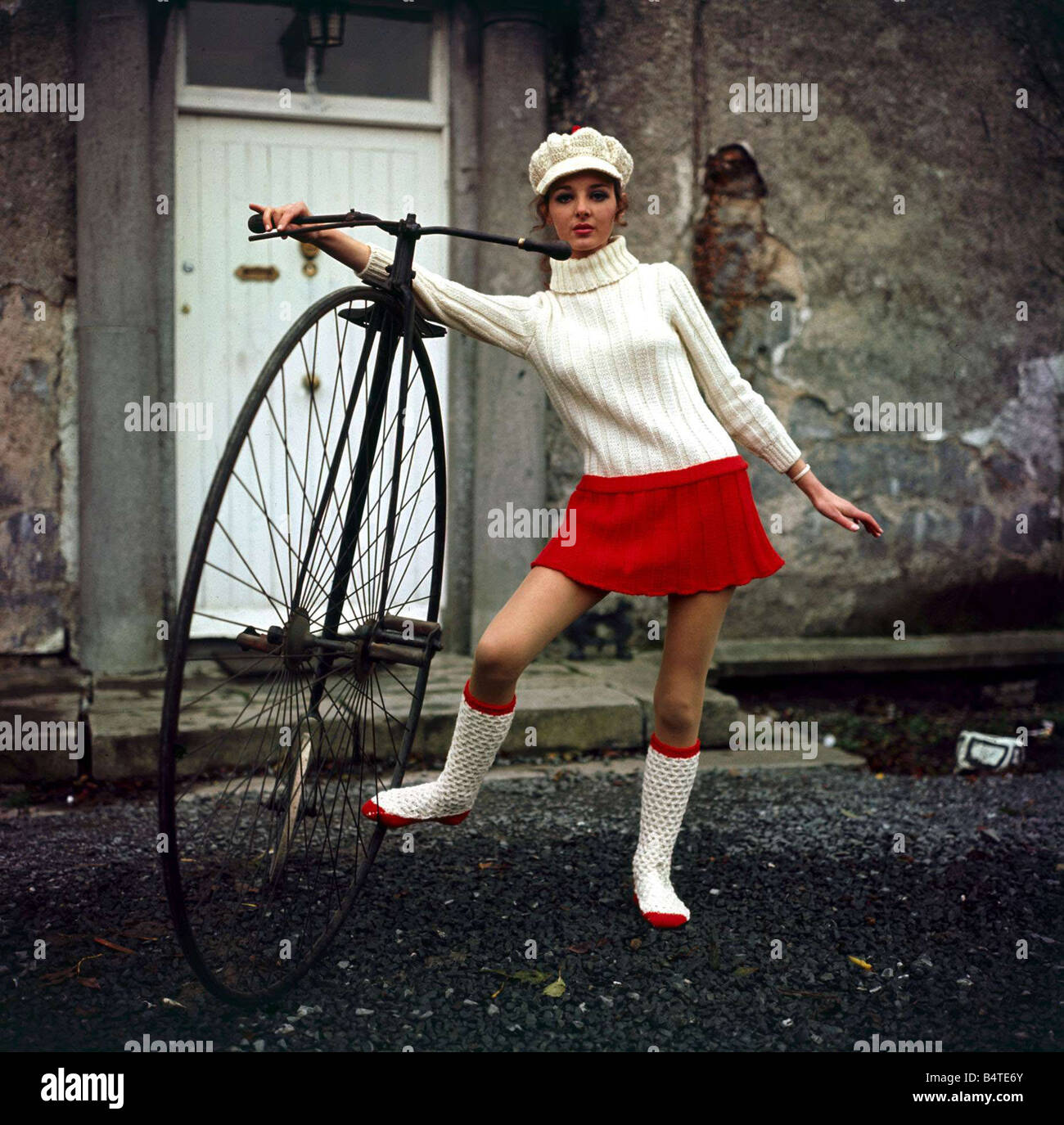 Irish Mode Novembre 1969 Anna Andreucetti indossando alcuni dei designer  Cirillo Cullen creazioni minigonna Mirrorpix Penny Farthing bicicletta Foto  stock - Alamy