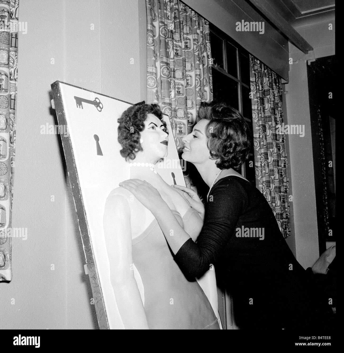 L'attrice Sofia Loren visto qui in piedi accanto a una dimensione di vita torta della sua auto 1962 Circa Foto Stock