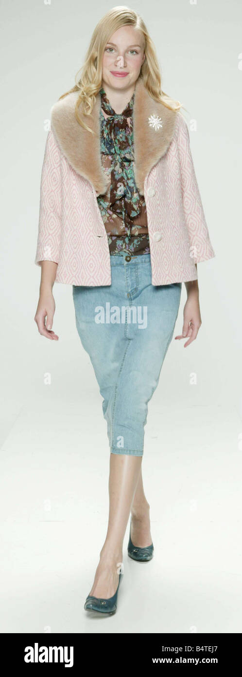 Copie di passerella per sfilate di moda abbigliamento includono Settembre 2004 abiti copiate Copia donna che indossa blu denim gonna e floreali top con camicia rosa e con fodera in pelliccia sintetica spallucce Studio Pix Mirrorpix Stock Foto Stock