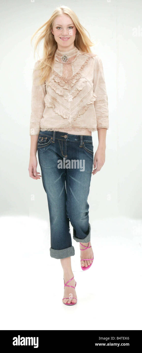 Copie di passerella per sfilate di moda abbigliamento includono Settembre 2004 abiti copiate Copia donna che indossa ritagliato blue jeans denim con hot pink Foto Stock