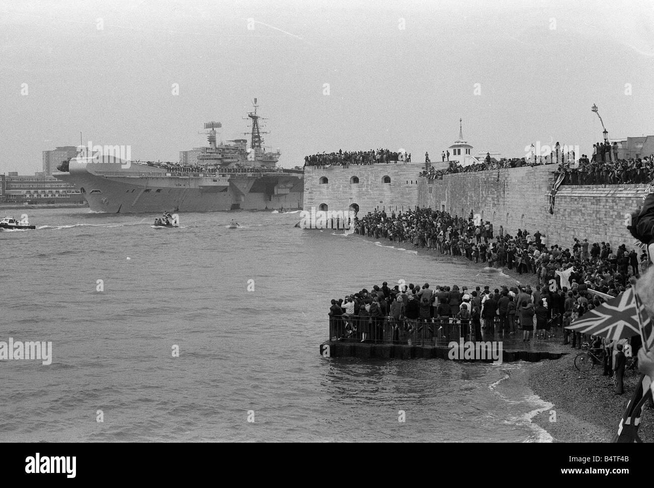 Royal Navy task force salpare uft Malvine i vettori invincibile e Hermes lasciare portsmouth Aprile 1982 Foto Stock