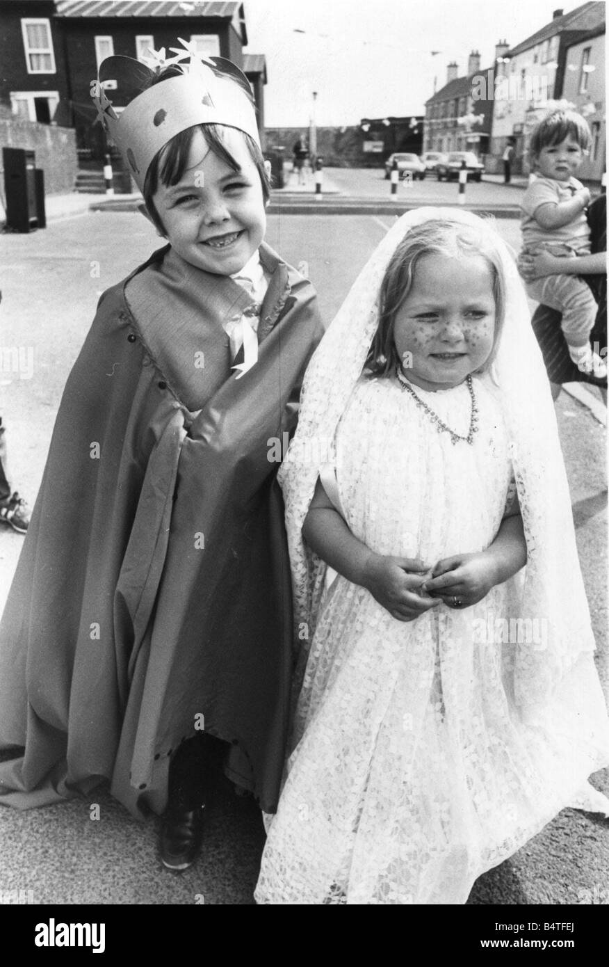 Una strada festa per celebrare le nozze della signora Sarah Ferguson e il principe Andréj nel luglio 1986 esso s il Royal twosome questo tempo esso s Michael Bell sei e sua sorella Kate tre aventi il loro mini cerimonia di matrimonio in un partito di strada in abbattimento Visualizza Walker Foto Stock