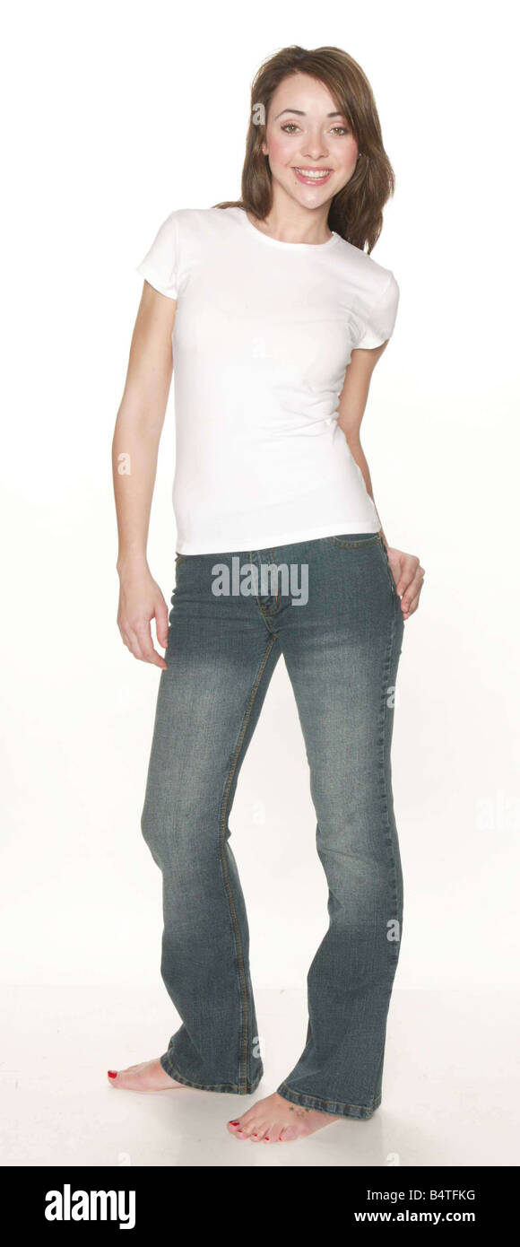 Le guerre del negozio di abbigliamento di moda includono 2004 Sono Marks & Spencer prezzo se stessi al di fuori del mercato 3Style confronta M S gamma se abbigliamento con Primark modello Studio Pix PRIMARK JEANS 12 T shirt 3 Foto Stock