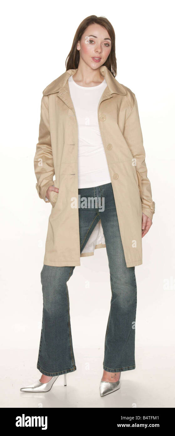 Le guerre del negozio di abbigliamento di moda includono 2004 Sono Marks & Spencer prezzo se stessi al di fuori del mercato 3Style confronta M S gamma se abbigliamento con Primark modello Studio Pix PRIMARK MAC 15 Foto Stock