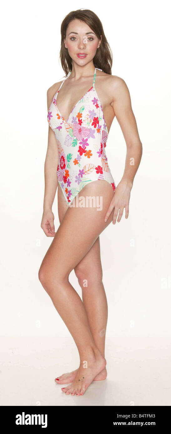 Le guerre del negozio di abbigliamento di moda includono 2004 Sono Marks & Spencer prezzo se stessi al di fuori del mercato 3Style confronta M S gamma se abbigliamento con Primark modello Studio Pix PRIMARK SWINSUIT 5 00 Foto Stock