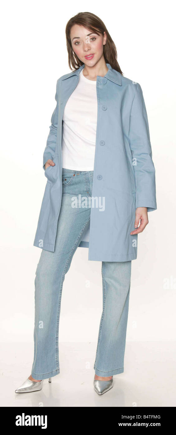 Le guerre del negozio di abbigliamento di moda includono 2004 Sono Marks & Spencer prezzo se stessi al di fuori del mercato 3Style confronta M S gamma se abbigliamento con Primark modello Studio Pix M S MAC 65 Foto Stock