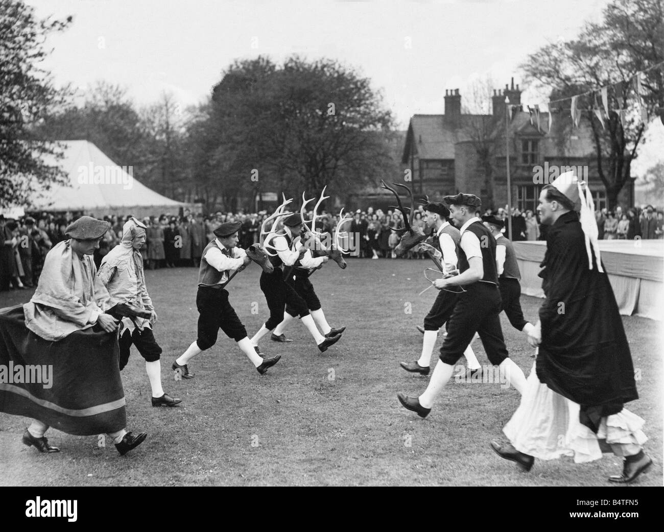 Il Kings College Morris gli uomini nella foto durante l'Abbots Bromley Horn Dance una delle attrazioni presso il Royal Victoria Infirmary Celebrazioni del Bicentenario 1751 1951 garden party tenuto nel parco fieristico mole Foto Stock