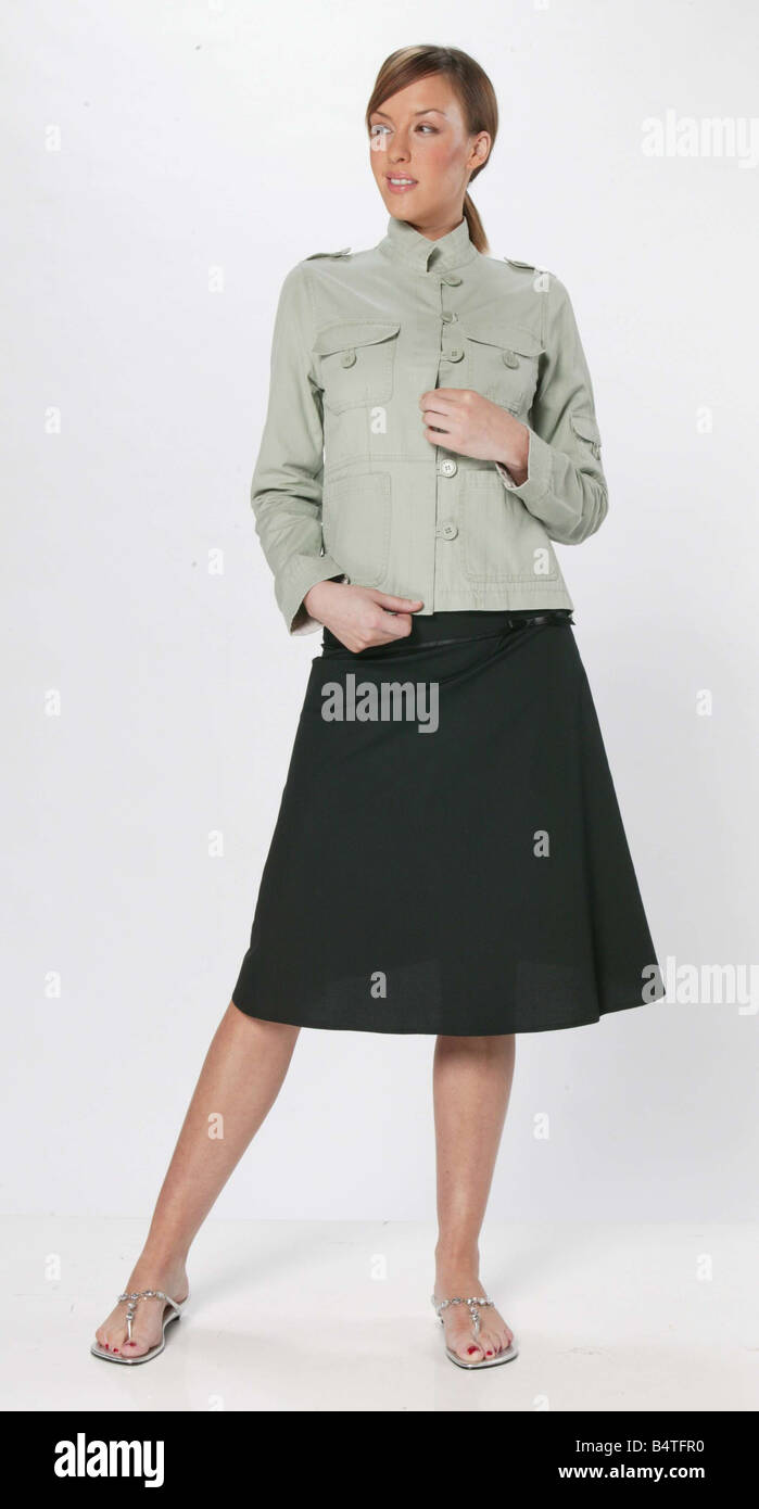 M S rispetto al resto funzione può 2004 Abbigliamento Moda PRIMARK 2 Studio pix del modello in giacca e gonna giacche gonne vestiti dell'ufficio Foto Stock