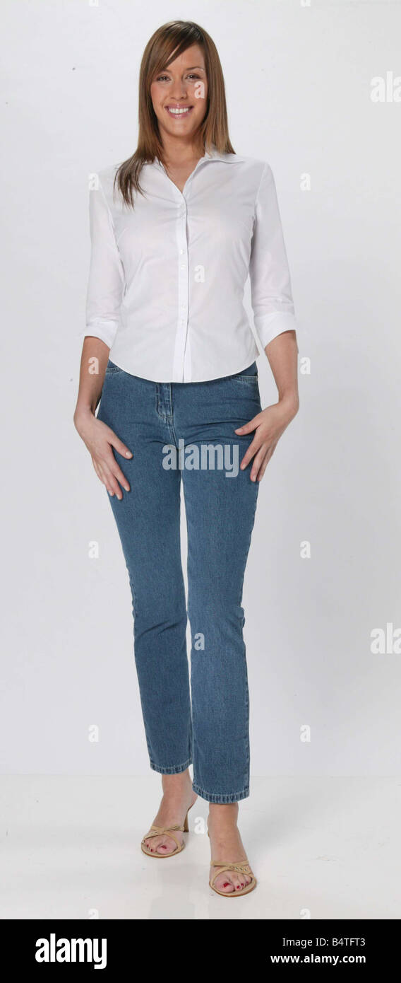 M S rispetto al resto funzione può 2004 Abbigliamento Moda GEORGE DI ASDA JEANS Studio pix del modello di jeans blu e bianco Shirt Camicie abiti casual Foto Stock