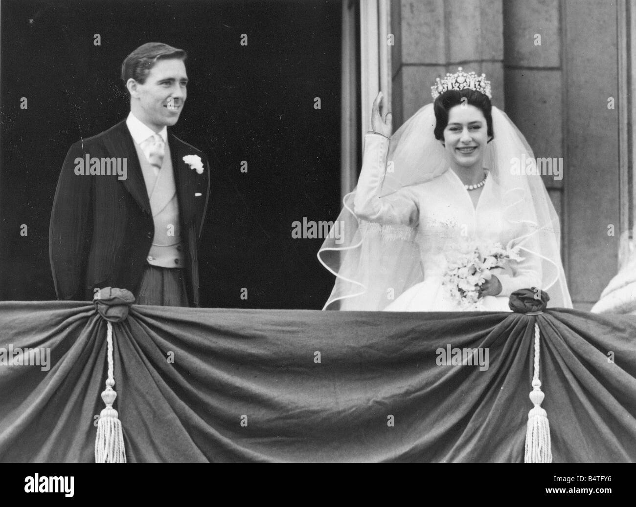 La felice sposa e lo sposo la principessa Margaret e Tony Amstrong Jones più tardi Lord Snowdon sul balcone di Buckingham Palace dopo il ritorno da Westminister Abbey dopo la cerimonia di nozze Foto Stock