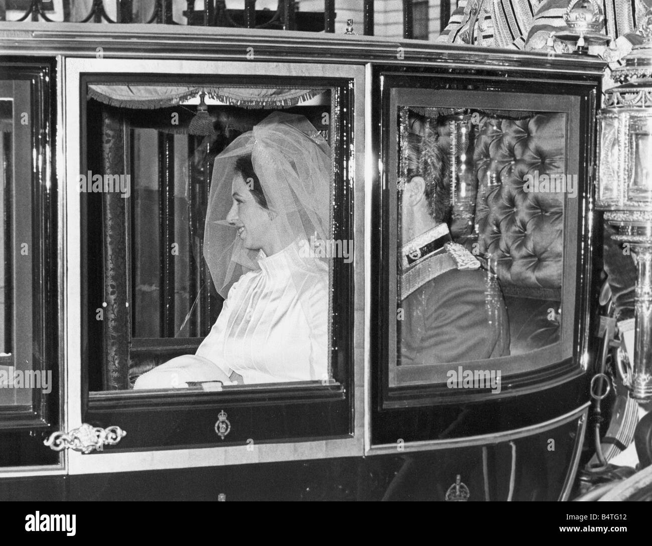 Il matrimonio della Principessa Anna e Capt Mark Phillips all Abbazia Westinster 14 novembre 1973 l'allenatore di vetro che porta la sposa e Foto Stock