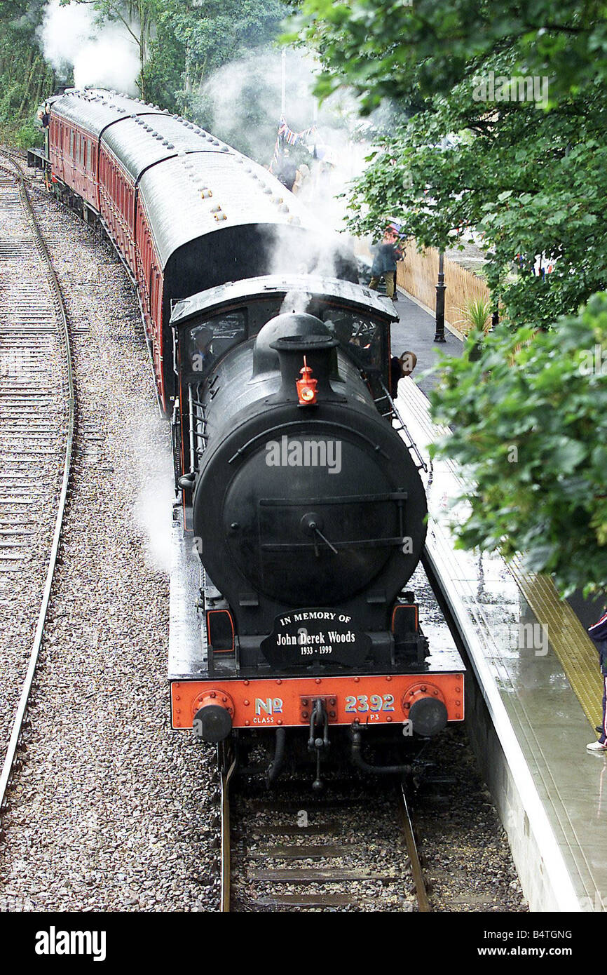 La prima volta in 51 anni che un Nord Est locomotore ferroviario treno a vapore prelevato i passeggeri in Weardale la locomotiva raggiunge la stazione di Stanhope Foto Stock