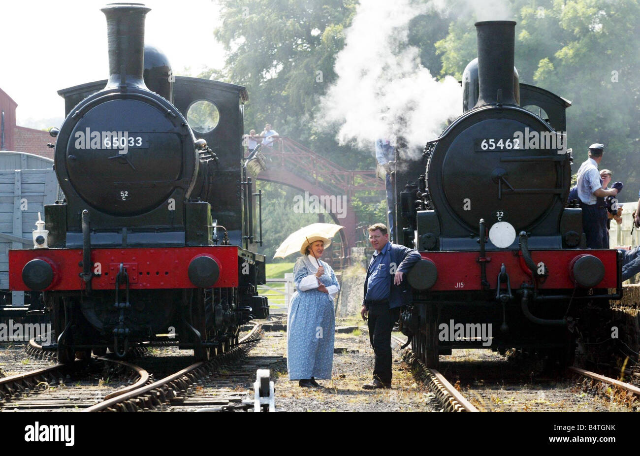 Il J21 treno diritto di essere tirata dal suo gemello J15 presso il museo Beamish Foto Stock