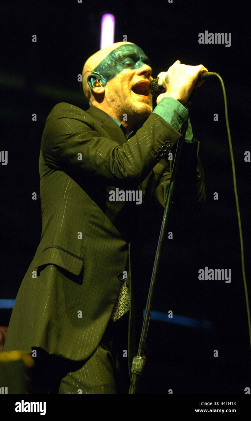 Michael Stipe esegue con REM al Millennium Stadium di Cardiff il 10 Luglio 2005 Foto Stock