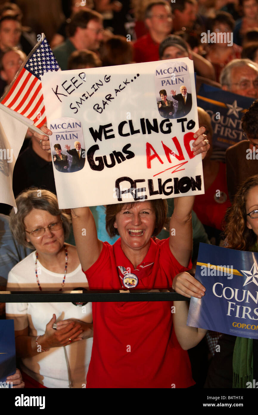 A Sarah Palin sostenitore tenendo un cartello che dice che noi ci aggrappiamo ai nostri cannoni e religione Foto Stock