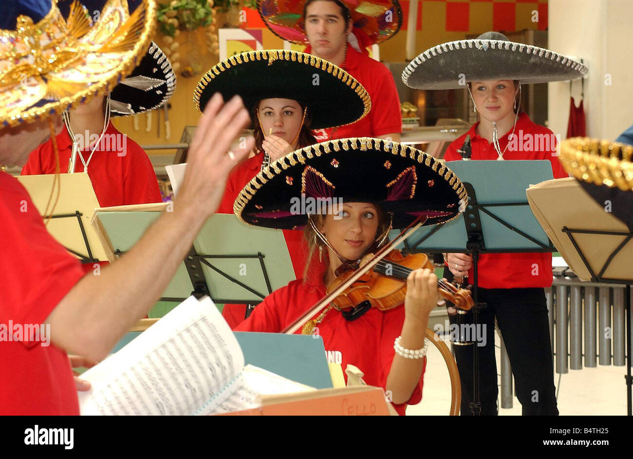 Tesco Western Avenue National Youth Orchestra della Gran Bretagna e degli alunni da St Joseph s Scuola Primaria Cardiff giocando per i clienti conduttore è Kevin Hathway 3 Novembre 2004 Foto Stock