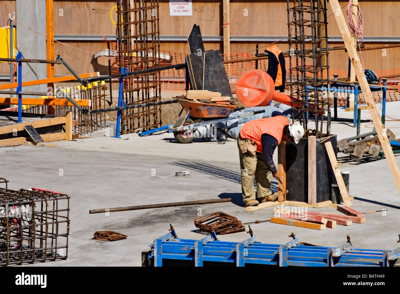 Costruzione / un operaio al lavoro in un cantiere edile.Melbourne Victoria Australia. Foto Stock