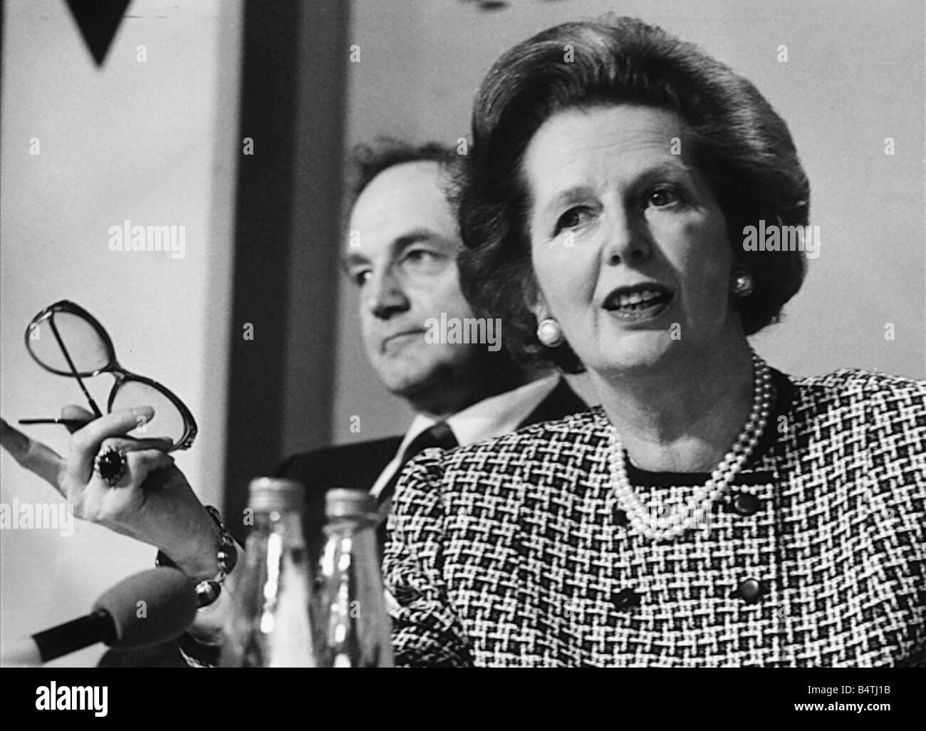 Margaret Thatcher conferenza stampa Giugno 1987 con George giovani MP in background Foto Stock