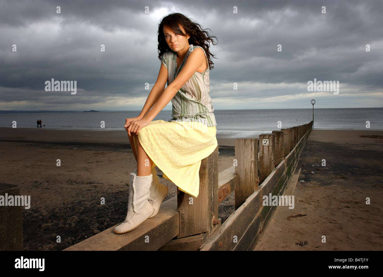 Daily Record di moda spiaggia Portebello Edinburgh Maggio 2004 modello Amy indossando il limone broderie anglaise gonna giubbotto di corallo Foto Stock