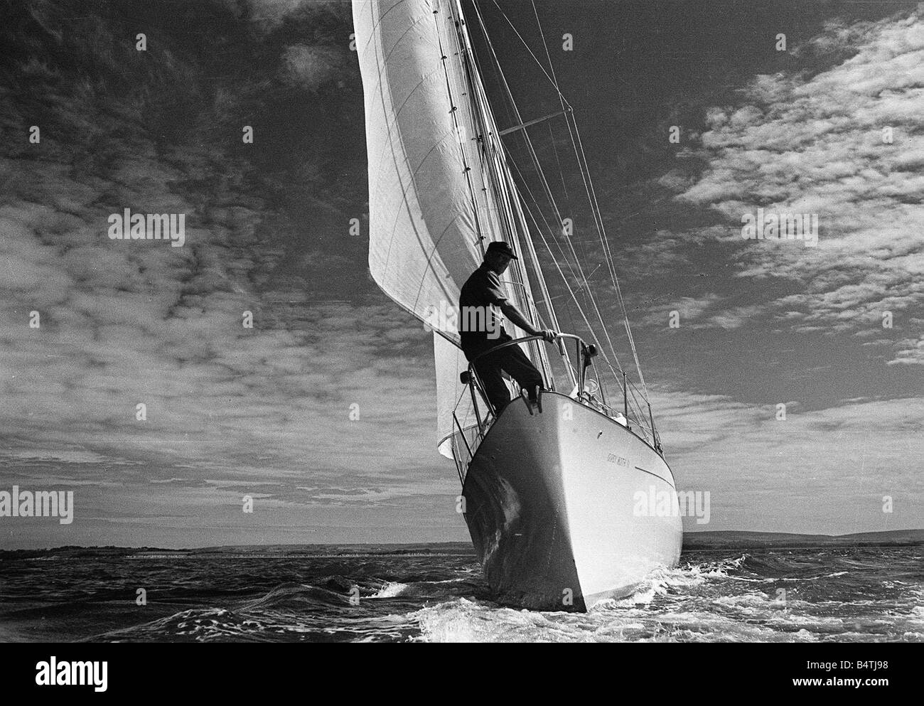 Sir Francis Chichester a bordo del suo yacht Gypsy Moth IV 1966 proir per il suo assolo viaggio intorno al mondo Foto Stock