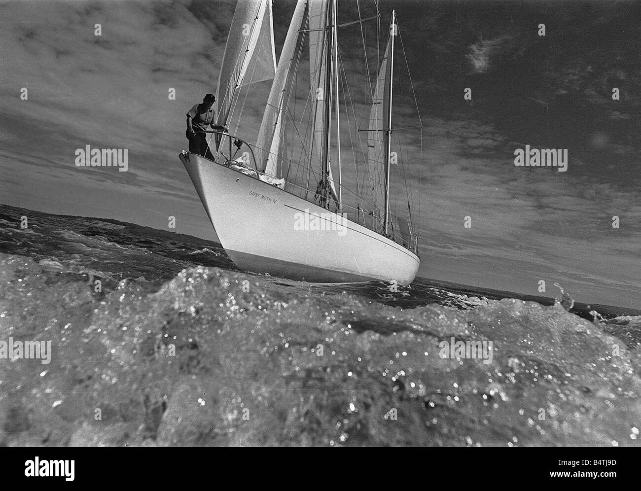 Sir Francis Chichester a bordo del suo yacht Gypsy Moth IV 1966 proir per il suo assolo viaggio intorno al mondo Foto Stock