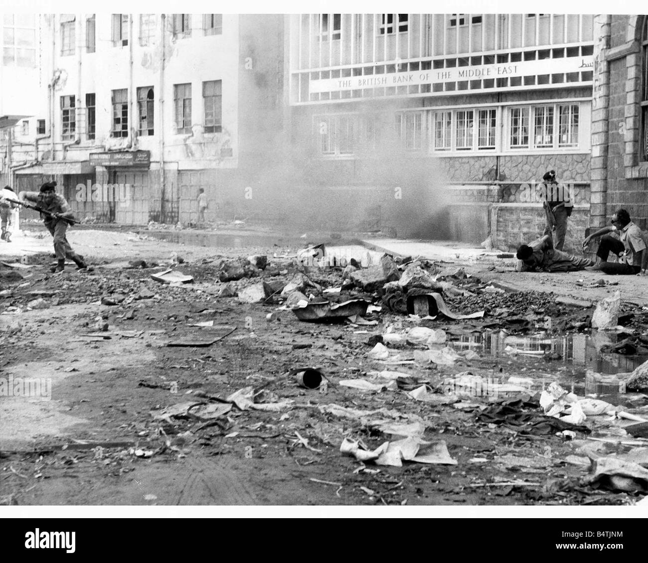 Aden Gennaio 1968 Due grendades esplodere nel cratere del distretto di Aden Royal Northumberland fusiliers pattugliano la zona con specchio Reporter Donald saggio com Foto Stock