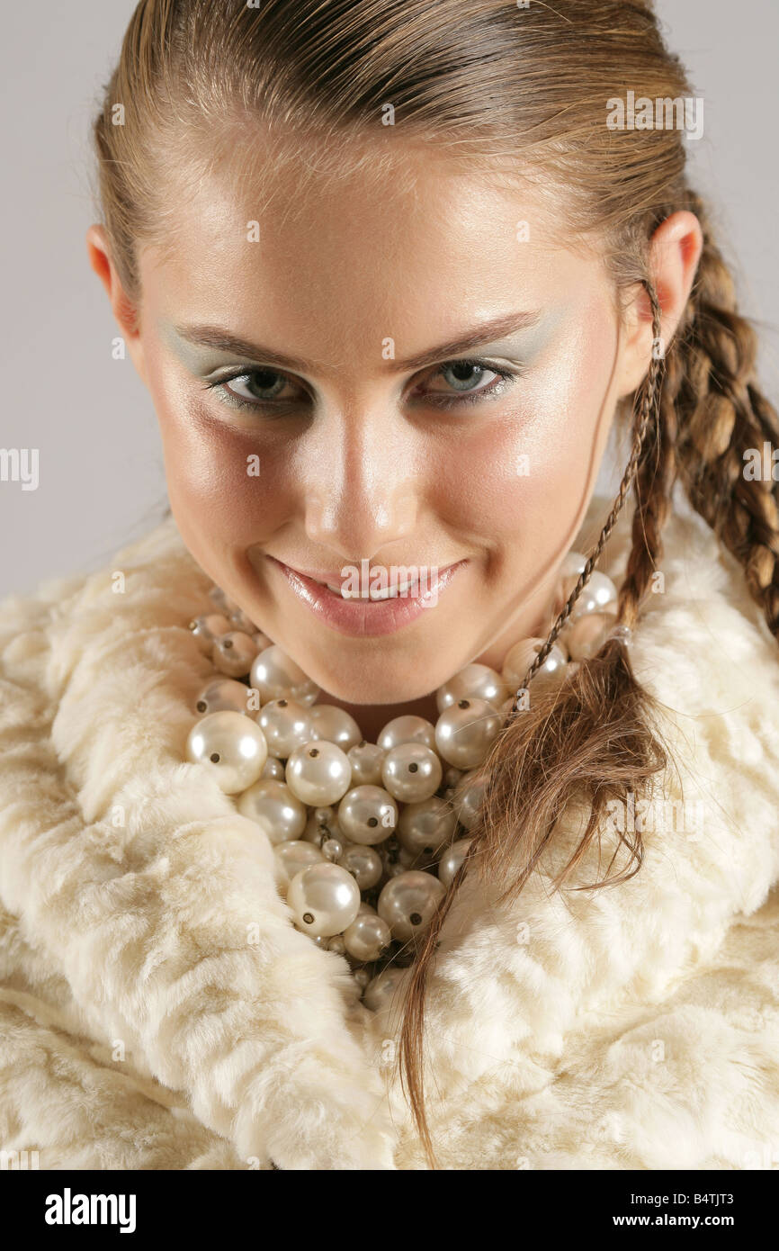 "Modello charley indossando una finta pelliccia e perle" Foto Stock