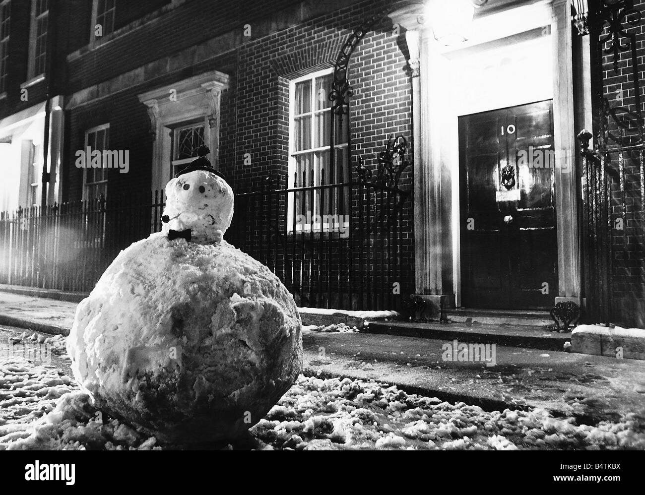 Meteo pupazzo di neve a freddo è realizzato al di fuori 10 Downing Street Foto Stock