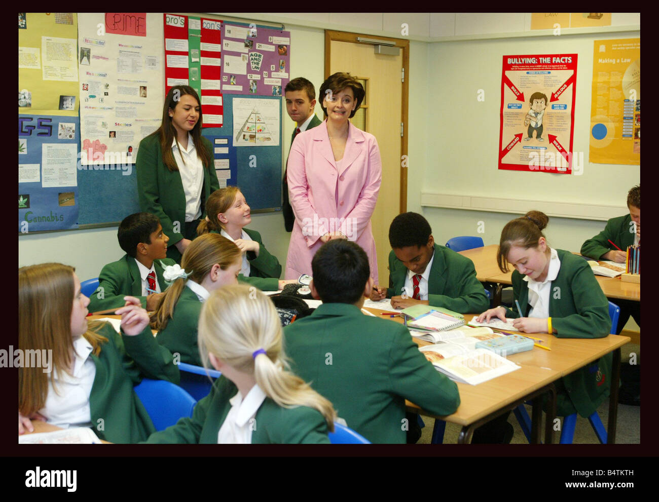 Tony Blair visite Highland school di Enfield Londra Nord Aprile 2005 accompagnato da sua moglie Cherie Blair il primo ministro e il suo wifemet bambini e si pose a sedere su classi presso la scuola 2000s mirrorpix Foto Stock