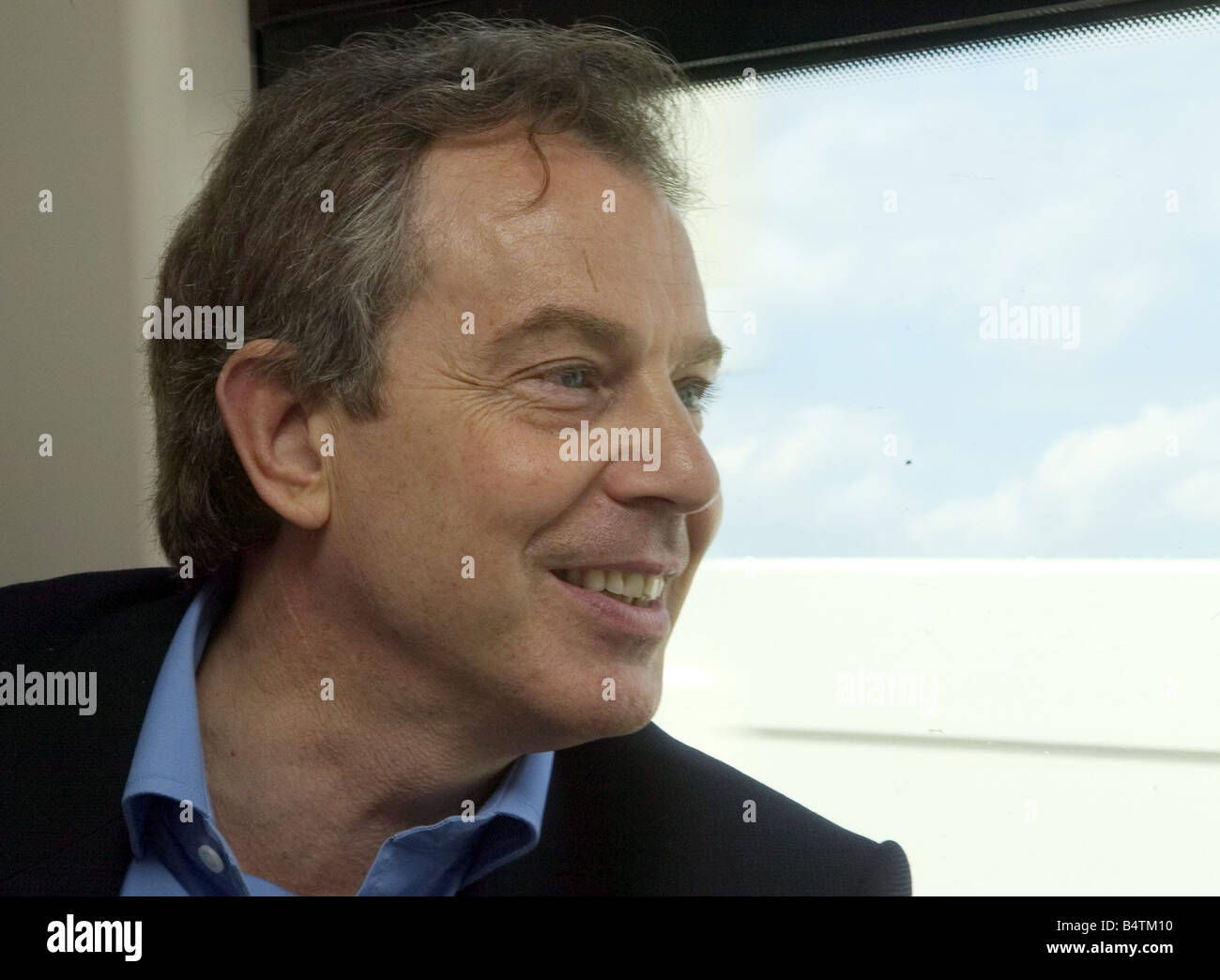 Lunedì 2 maggio 2005 3 giorni prima delle elezioni generali del Primo Ministro Tony Blair e del cancelliere Gordon Brown parlare al Daily Mirror Oona Blackman a bordo di un treno da Bromley del sud a Gillingham politica intervista i mezzi di trasporto pubblici Stazione Maggio 2005 2000Õs Mirrorpix Foto Stock