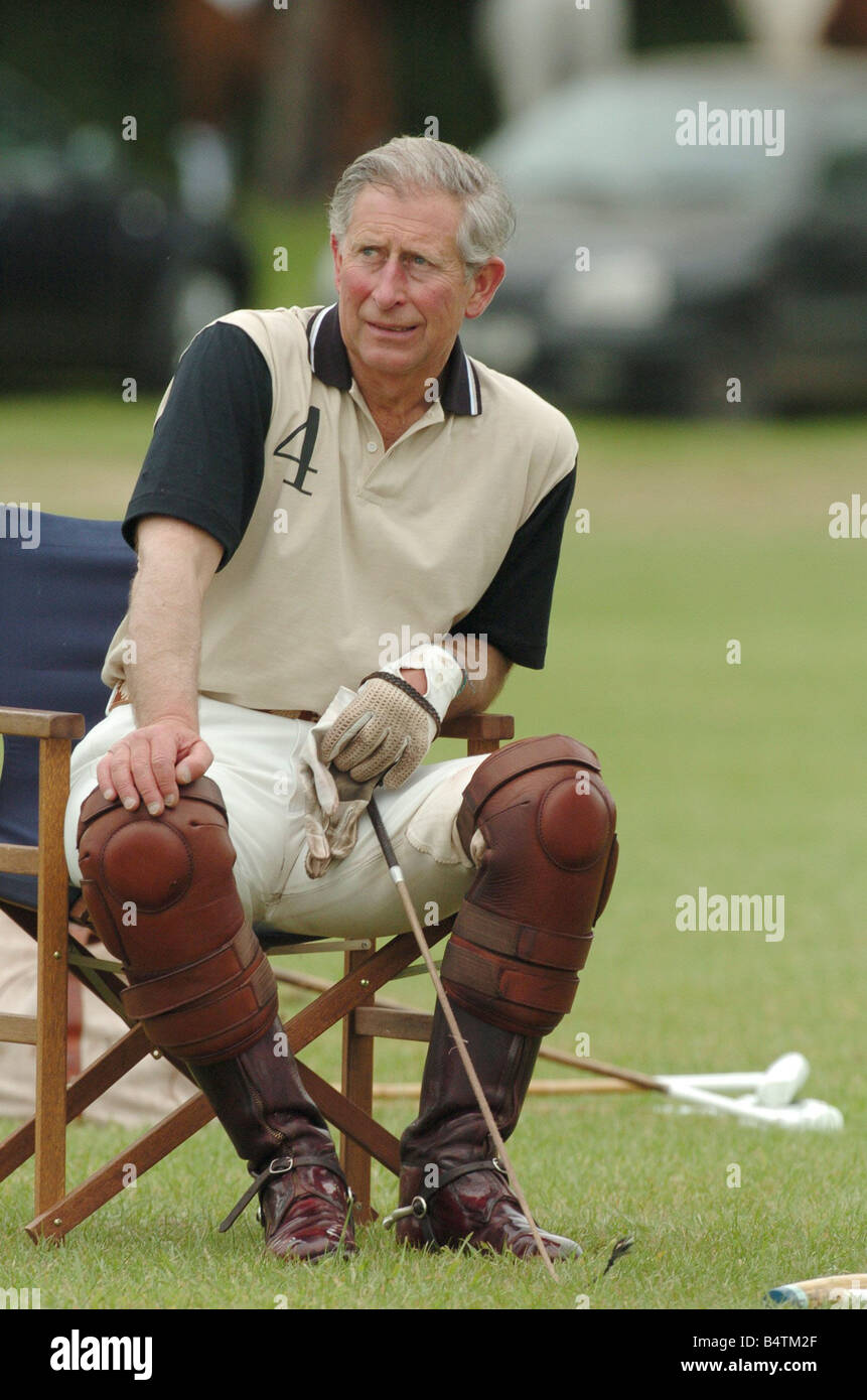 Il Principe di Galles Maggio 2005 il Principe Charles giocando per la Kuoni polo team a Hurtswood Park Polo Club nel Surrey su un cavallo e in appoggio tra chukkas 2000s mirrorpix Foto Stock