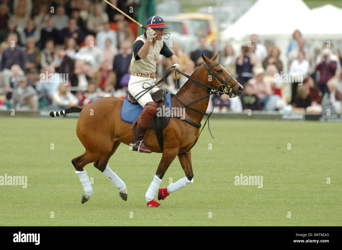 Il Principe di Galles Maggio 2005 il Principe Charles giocando per la Kuoni polo team a Hurtswood Park Polo Club nel Surrey su un cavallo e in appoggio tra chukkas 2000s mirrorpix Foto Stock