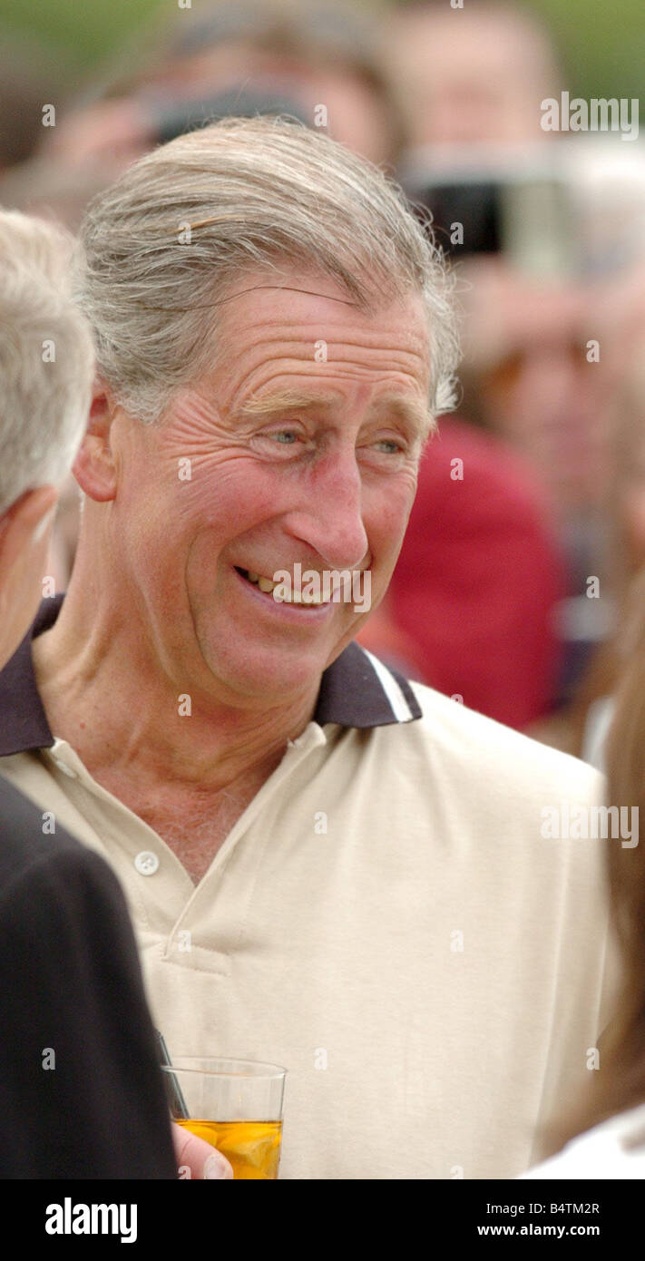 Il Principe di Galles Maggio 2005 il Principe Charles giocando per la Kuoni polo team a Hurtswood Park Polo Club nel Surrey su un cavallo e in appoggio tra chukkas 2000s mirrorpix Foto Stock