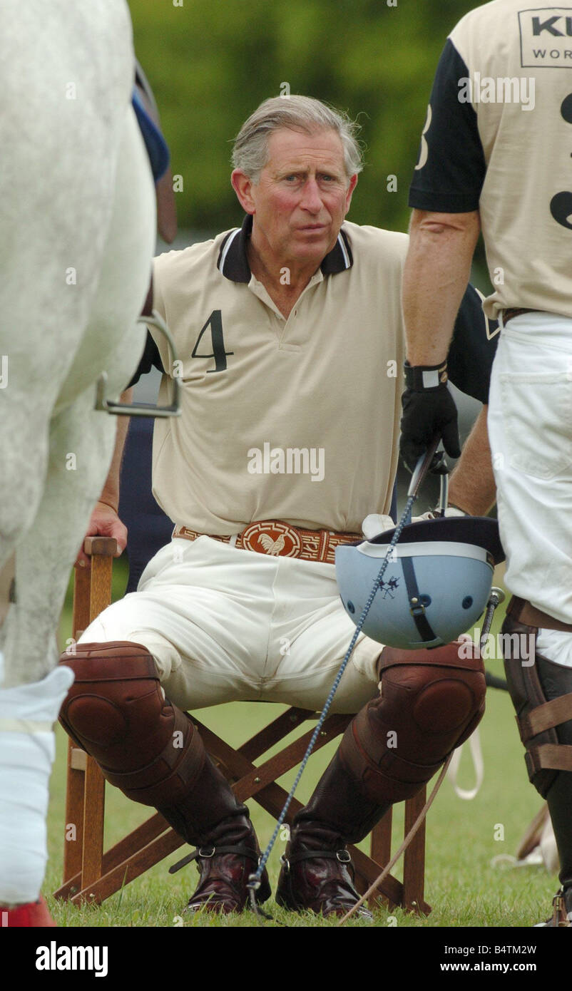 Il Principe di Galles Maggio 2005 il Principe Charles giocando per la Kuoni polo team a Hurtswood Park Polo Club nel Surrey su un cavallo e in appoggio tra chukkas 2000s mirrorpix Foto Stock